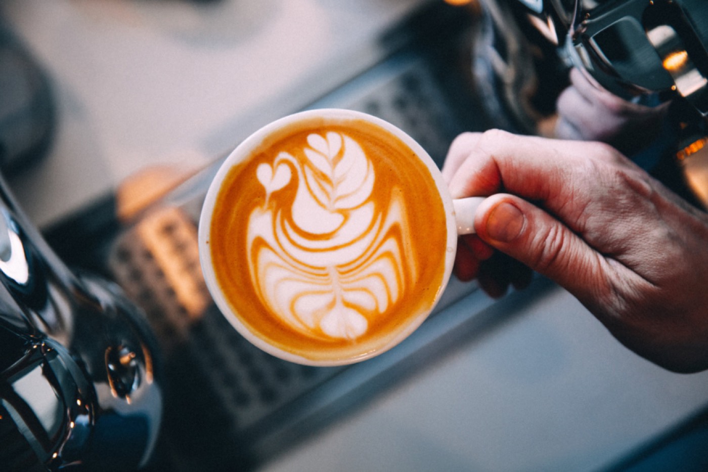 Barista la lucru într-o cafenea