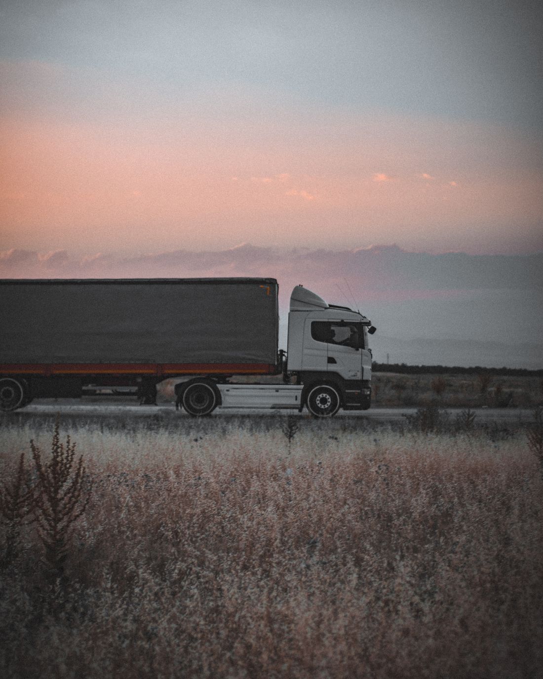 Camion de transport pe drum